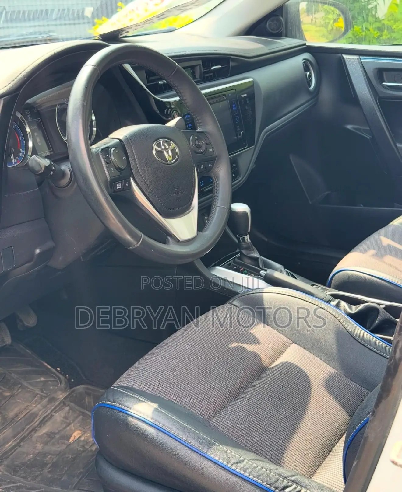 Toyota Corolla SE (1.8L 4cyl 6M) 2019 White