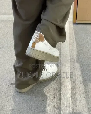 Nike's Everyday Comfort Sneakers for Gentlemen.