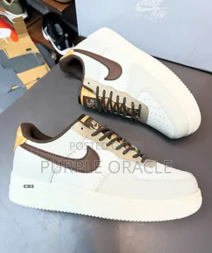 Nike's Everyday Comfort Sneakers for Gentlemen.