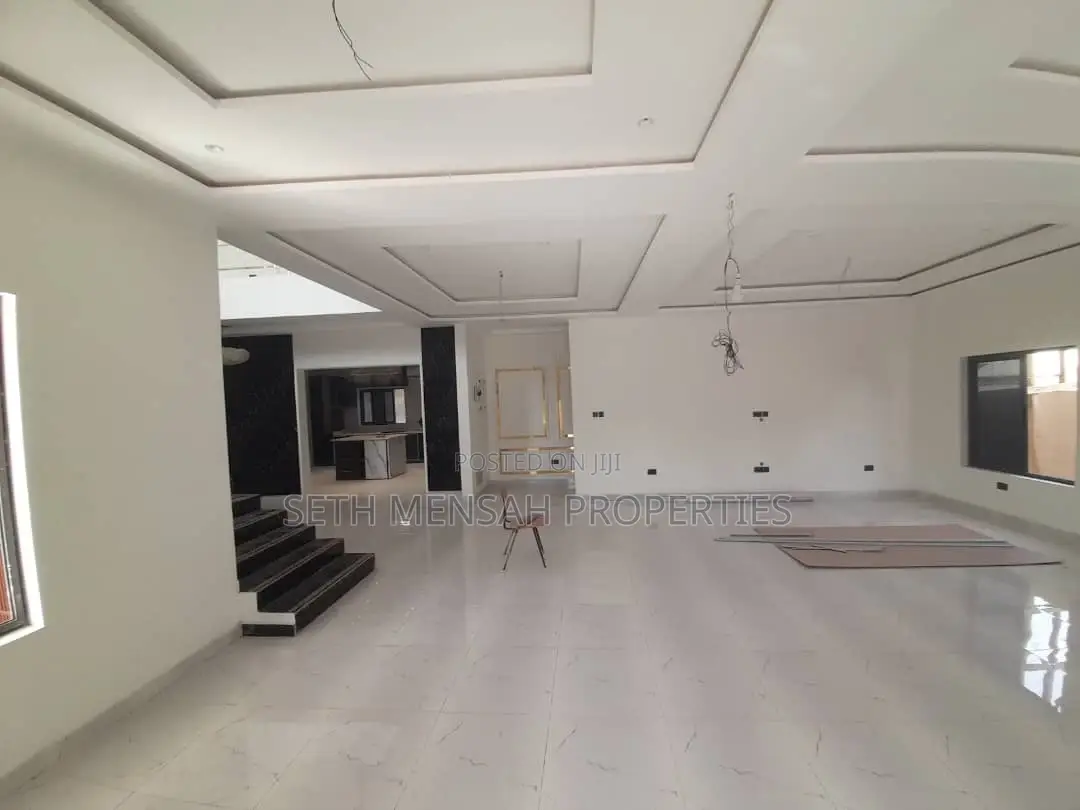 4bdrm Mansion in Skm, Ashomang Estate for sale