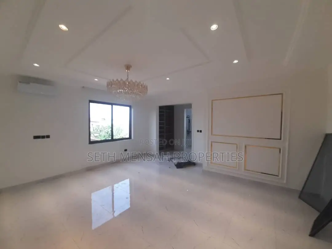 4bdrm Mansion in Skm, Ashomang Estate for sale