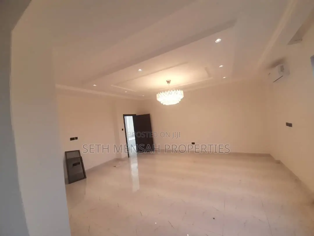 4bdrm Mansion in Skm, Ashomang Estate for sale