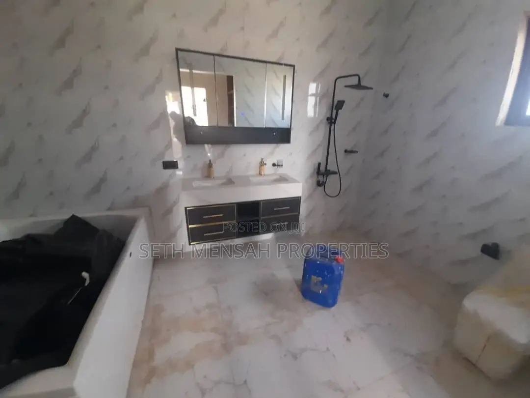 4bdrm Mansion in Skm, Ashomang Estate for sale
