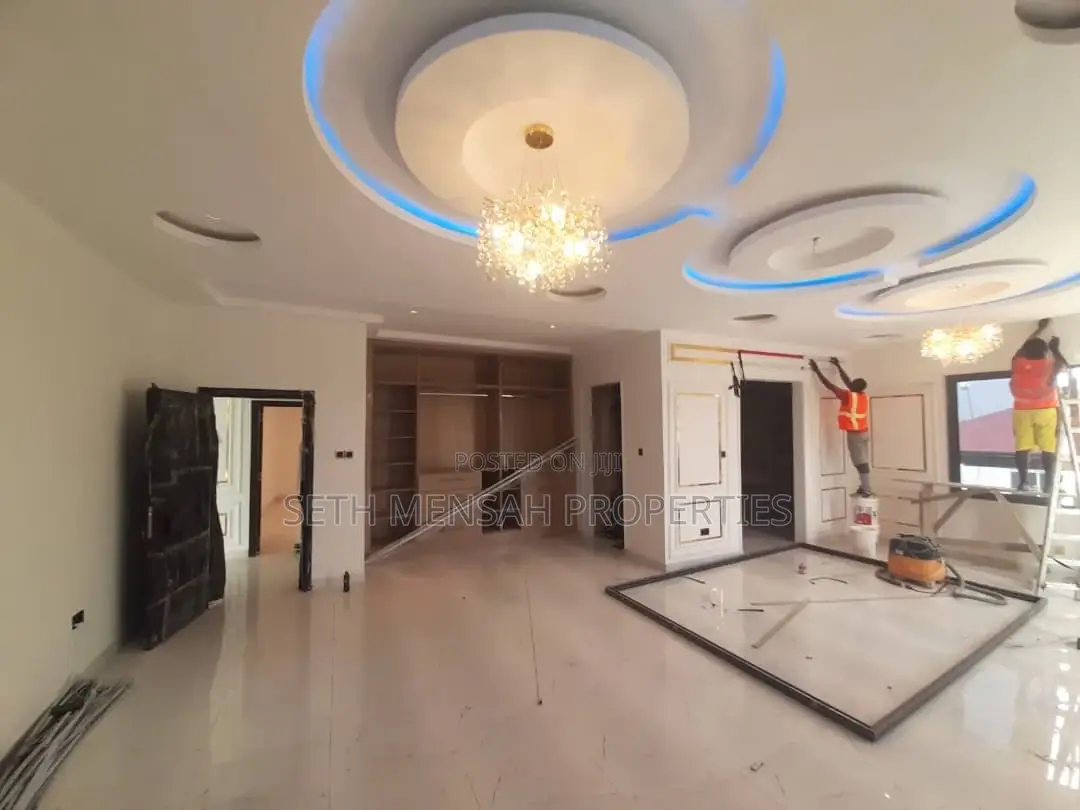 4bdrm Mansion in Skm, Ashomang Estate for sale