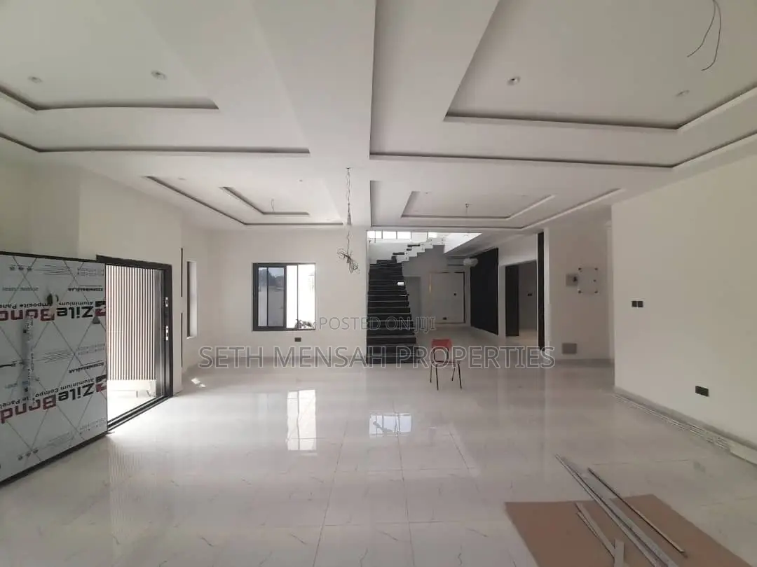4bdrm Mansion in Skm, Ashomang Estate for sale