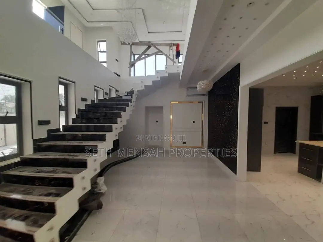 4bdrm Mansion in Skm, Ashomang Estate for sale