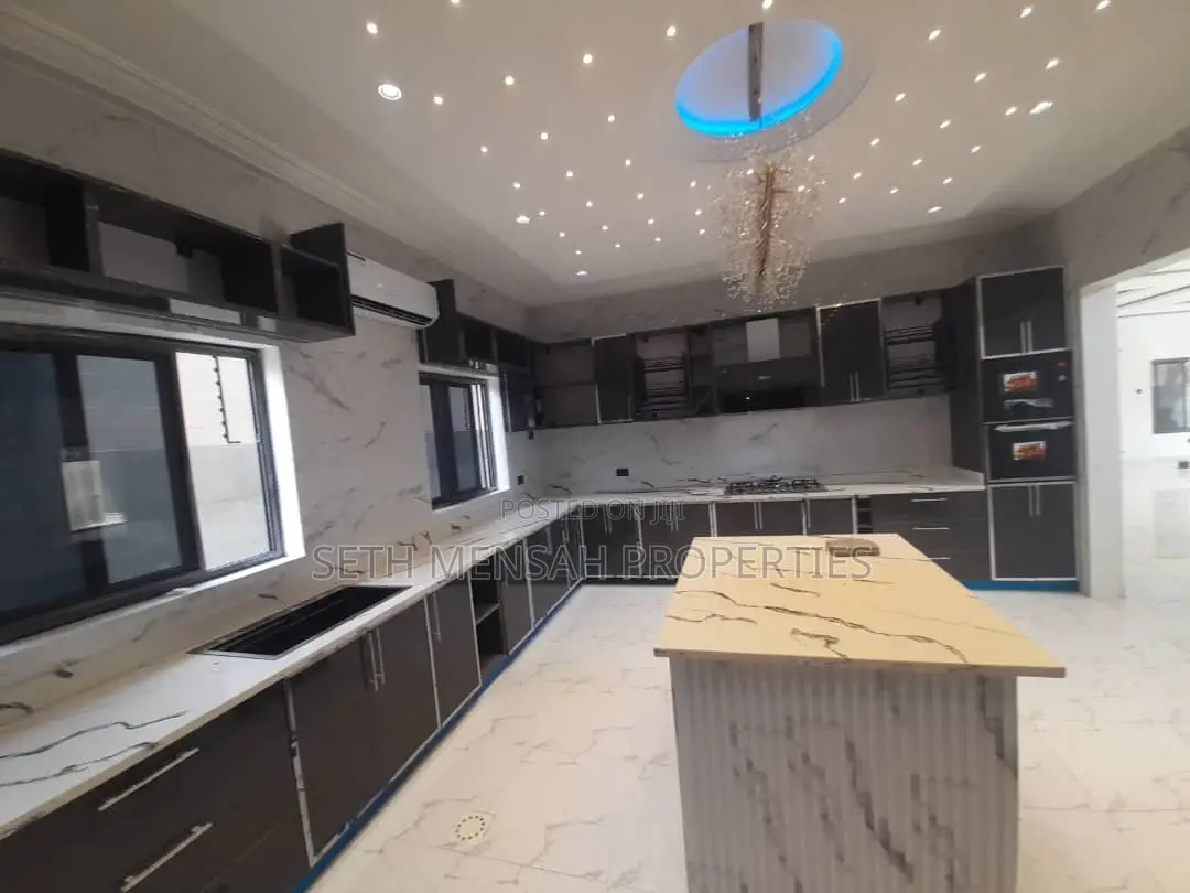 4bdrm Mansion in Skm, Ashomang Estate for sale
