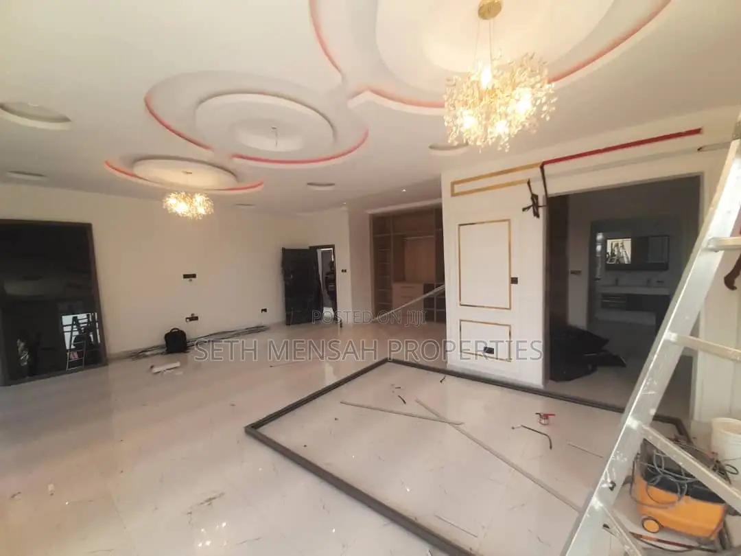 4bdrm Mansion in Skm, Ashomang Estate for sale
