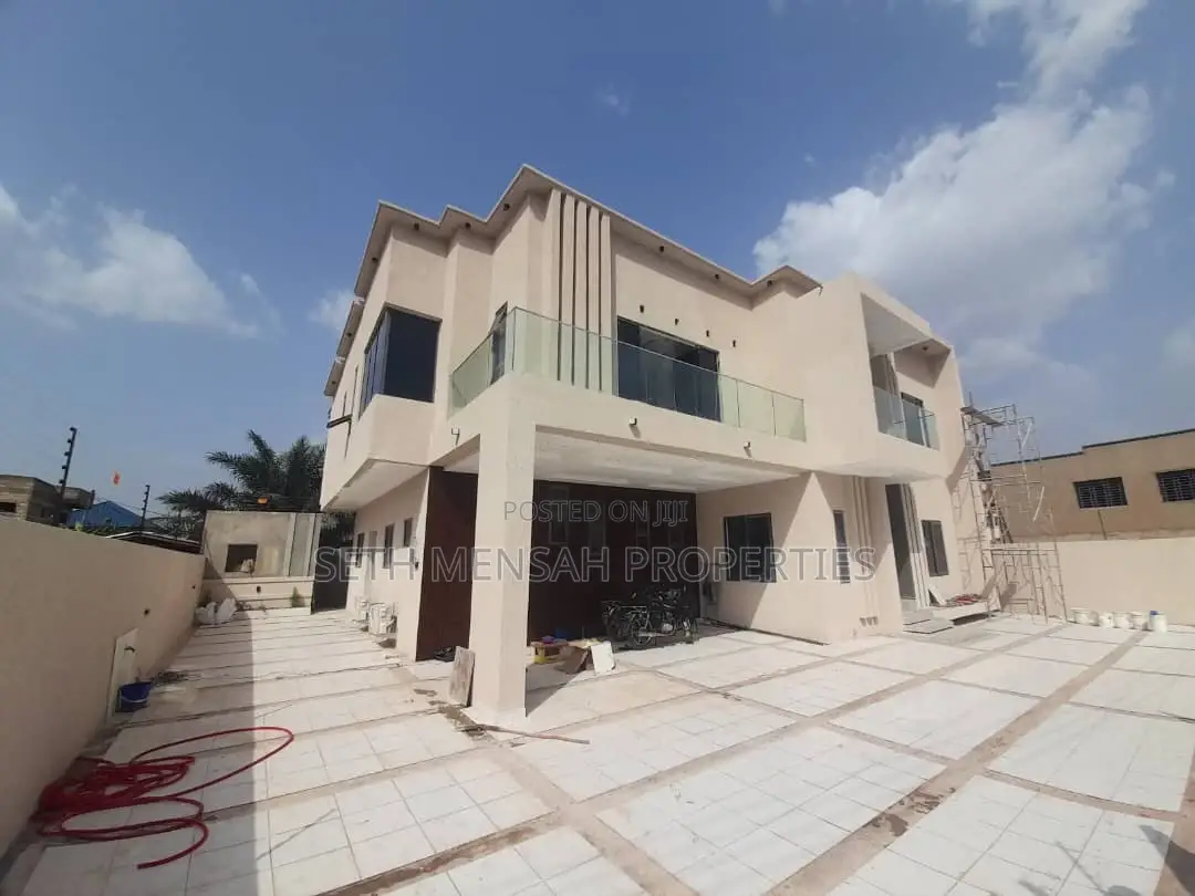 4bdrm Mansion in Skm, Ashomang Estate for sale