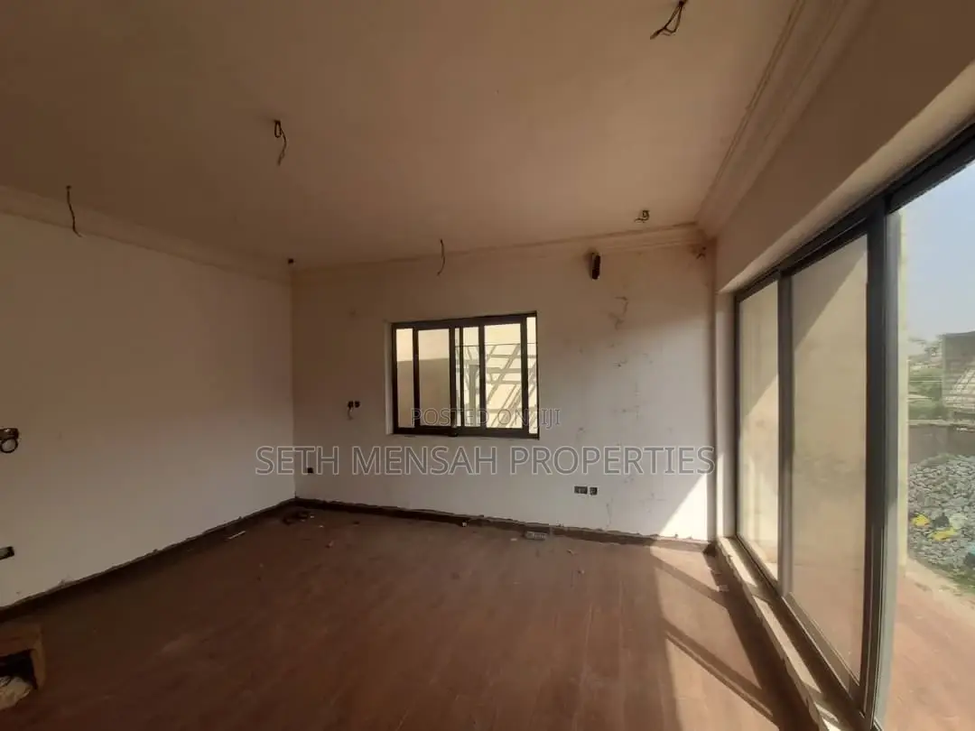 3bdrm Townhouse/Terrace in Skm, Haatso for sale