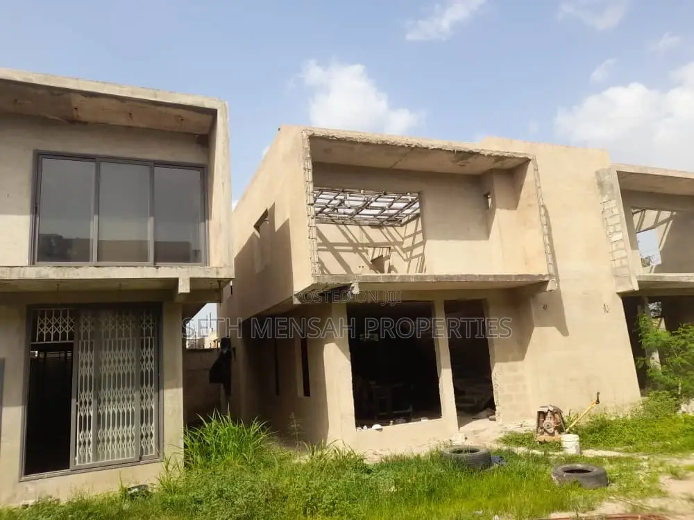 3bdrm Townhouse/Terrace in Skm, Haatso for sale