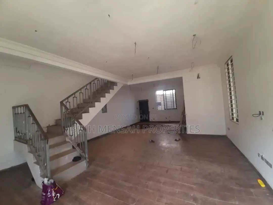 3bdrm Townhouse/Terrace in Skm, Haatso for sale