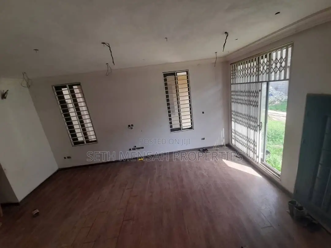 3bdrm Townhouse/Terrace in Skm, Haatso for sale