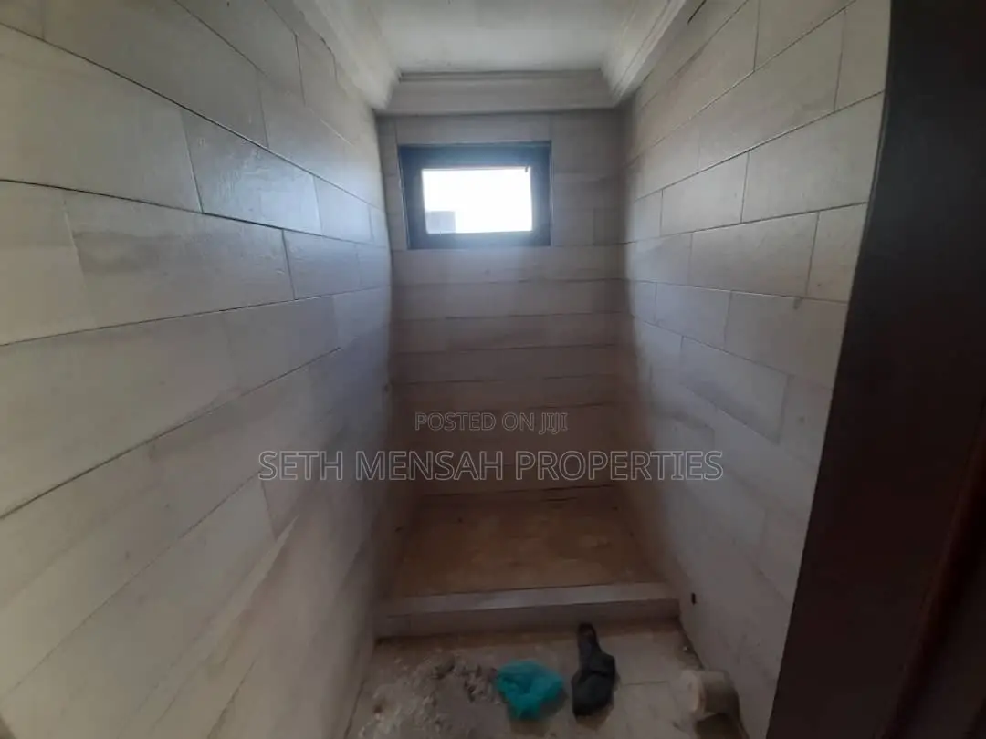 3bdrm Townhouse/Terrace in Skm, Haatso for sale