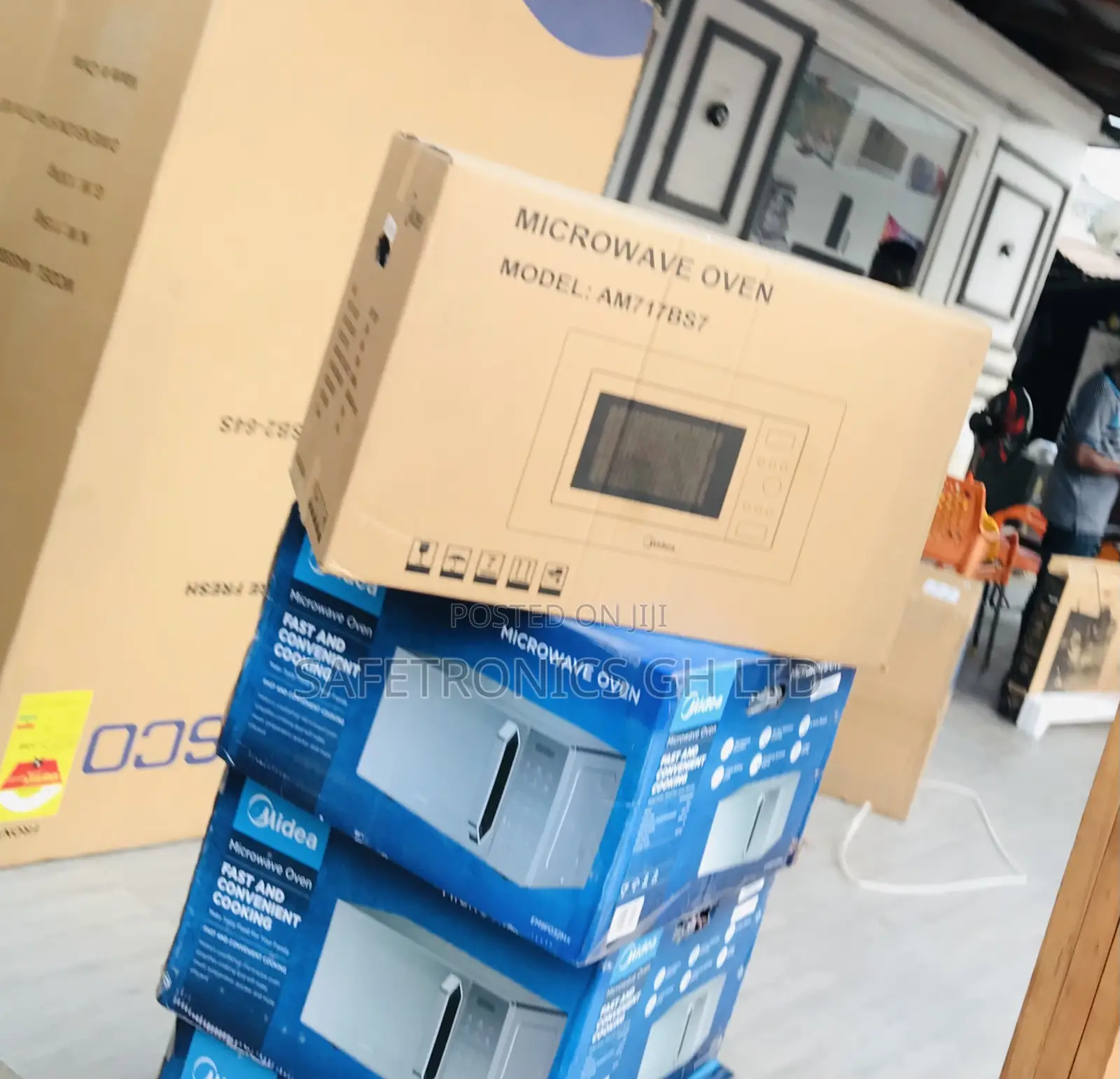 Accessible 17L Midea AM717BS7 Built-in Microwave