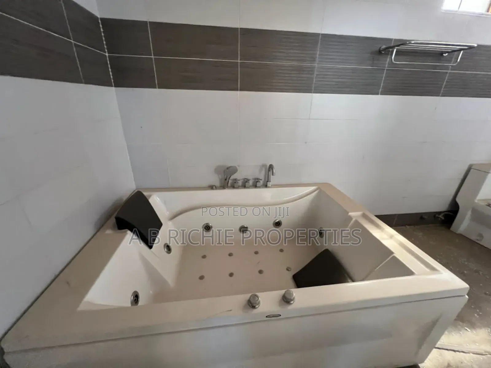 4bdrm Penthouse in Ab Richie Properties, East Legon for sale
