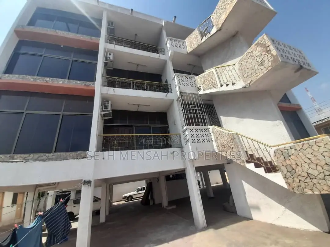 12bdrm Apartment in Skm, Kokomlemle for rent
