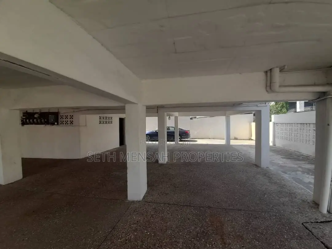 12bdrm Apartment in Skm, Kokomlemle for rent