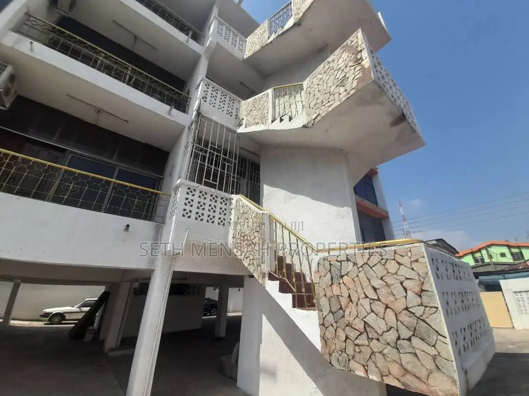 12bdrm Apartment in Skm, Kokomlemle for rent
