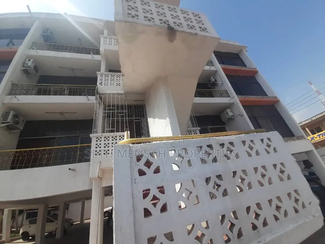 12bdrm Apartment in Skm, Kokomlemle for rent