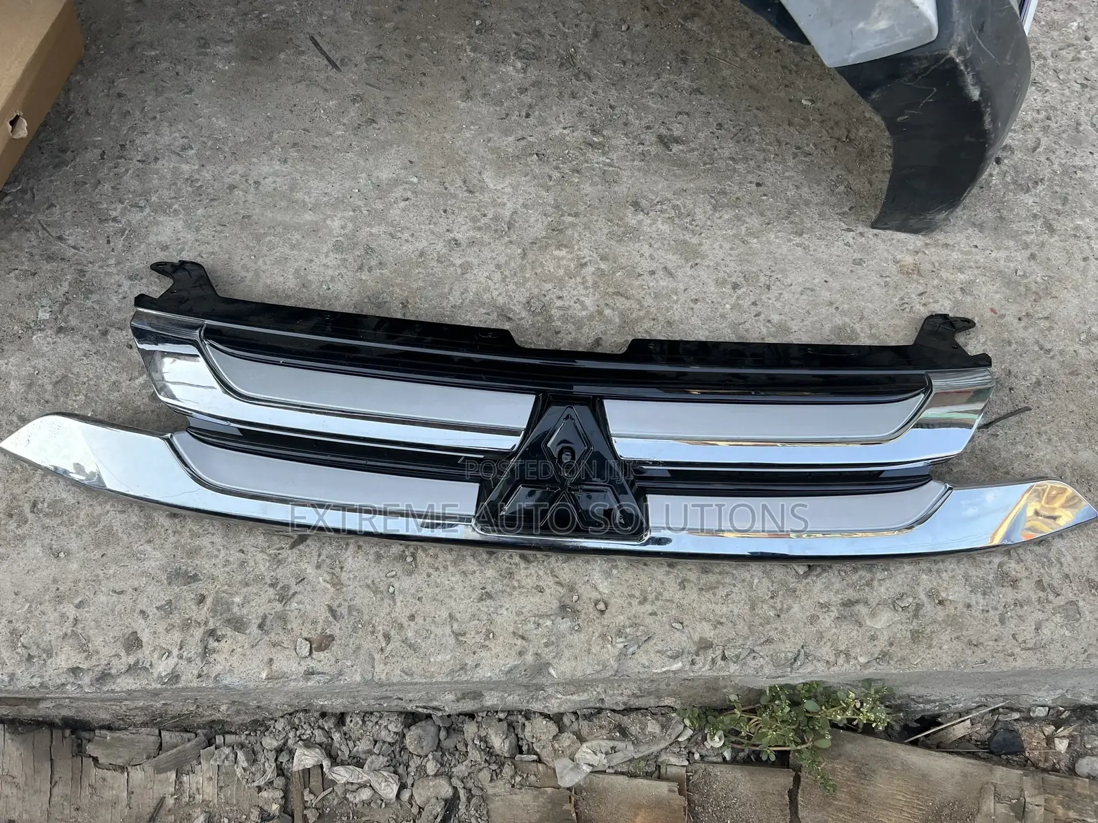 Mitsubishi Outlander 2016 2017 2018 Front Central Grill