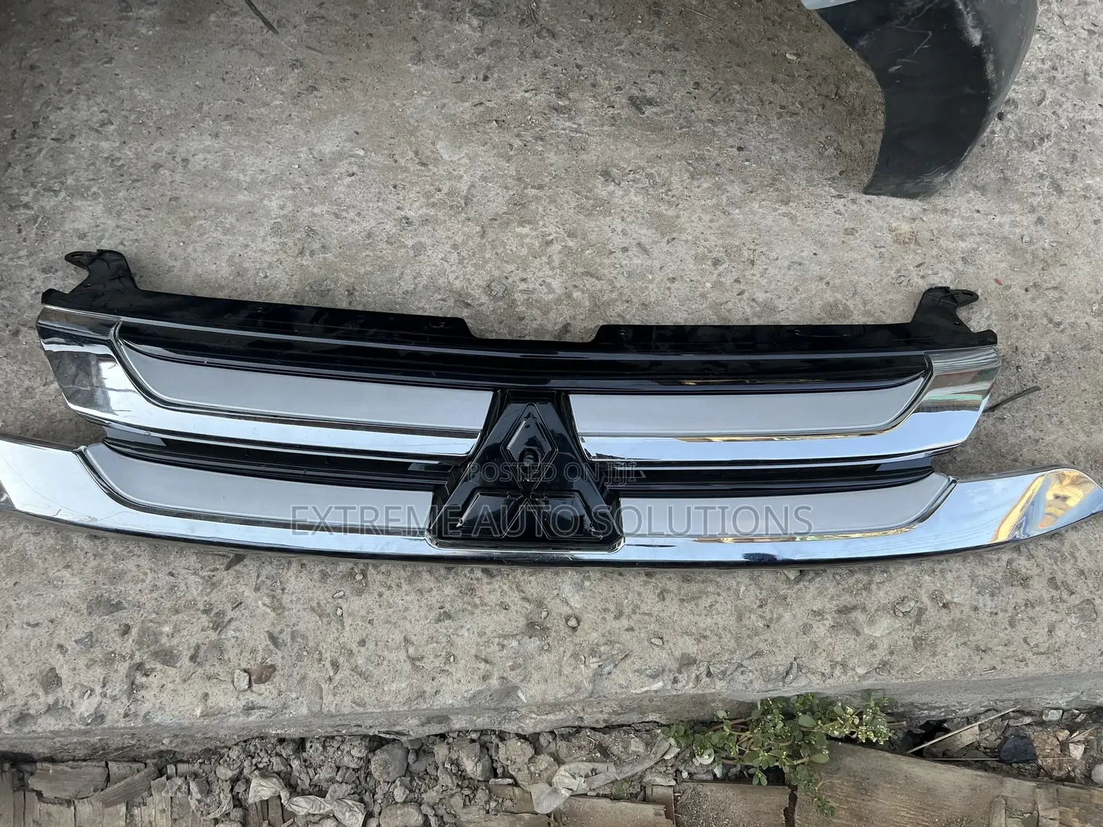 Mitsubishi Outlander 2016 2017 2018 Front Central Grill