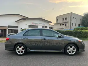 Toyota Corolla S 5-Speed 2013 Gray