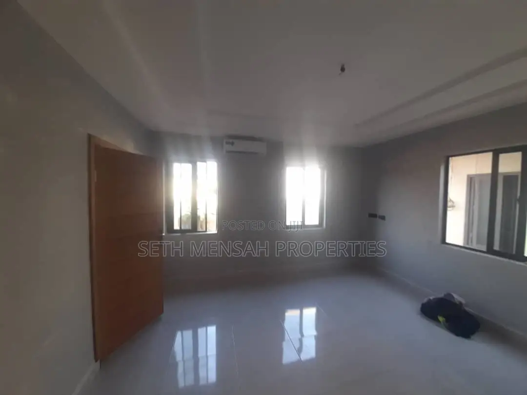 4bdrm House in Skm, Adenta for sale