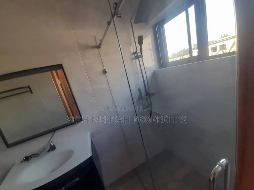 4bdrm House in Skm, Adenta for sale