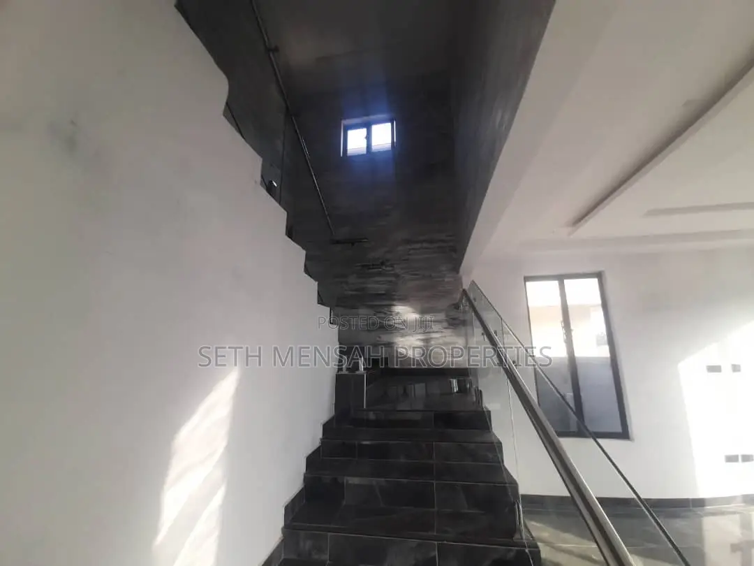 4bdrm House in Skm, Adenta for sale