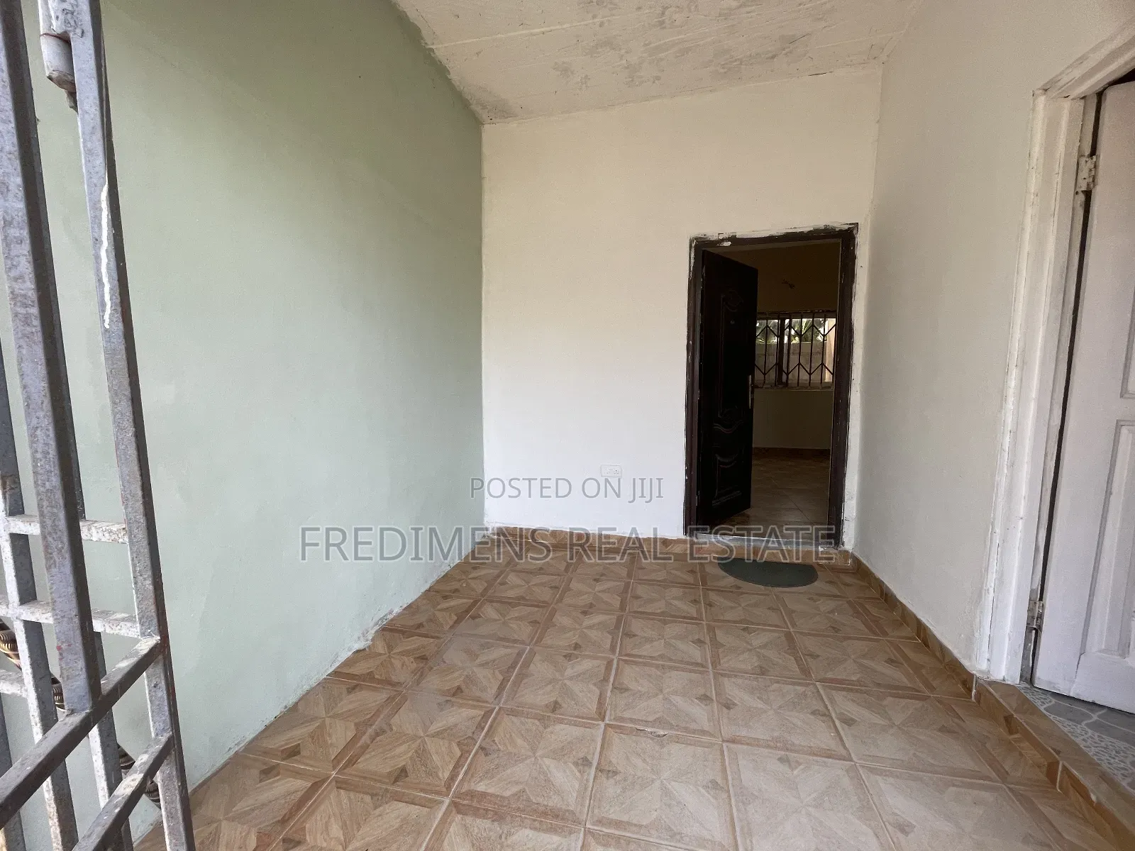 6bdrm House in Fredimens Real, Awutu Senya East Municipal for sale