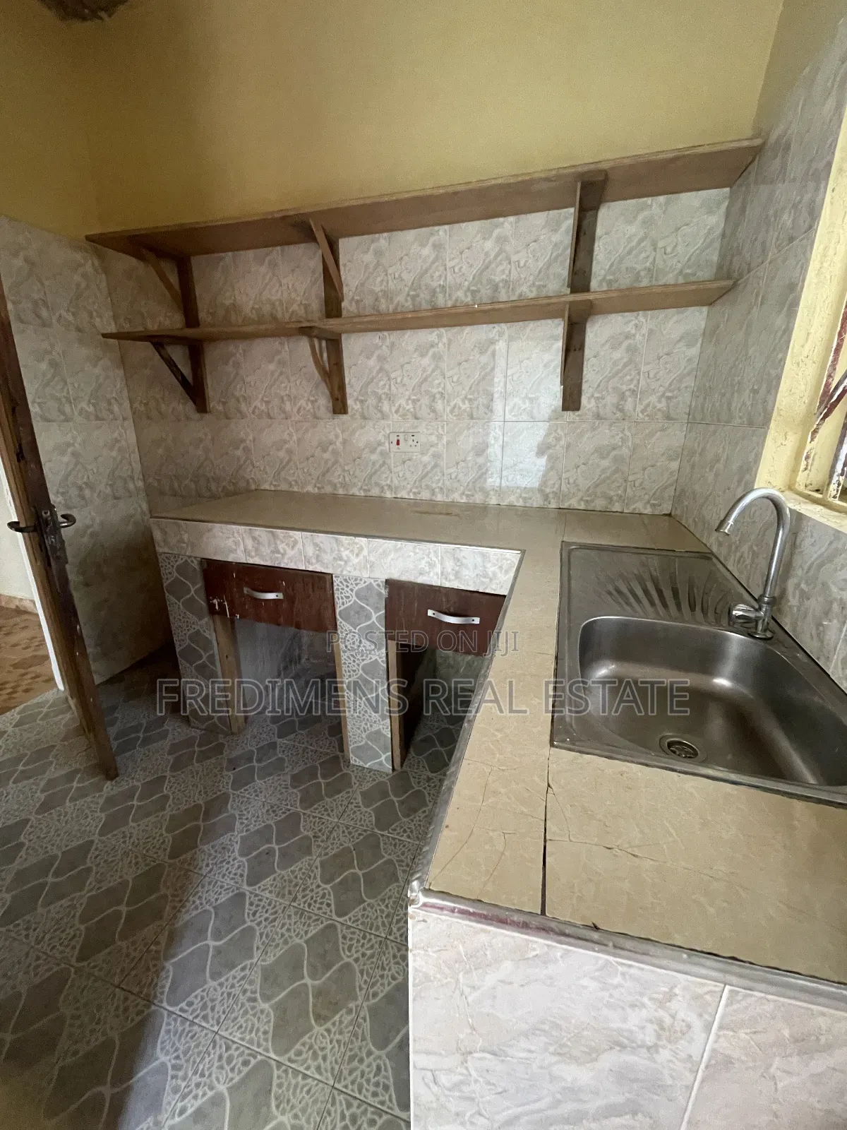 6bdrm House in Fredimens Real, Awutu Senya East Municipal for sale