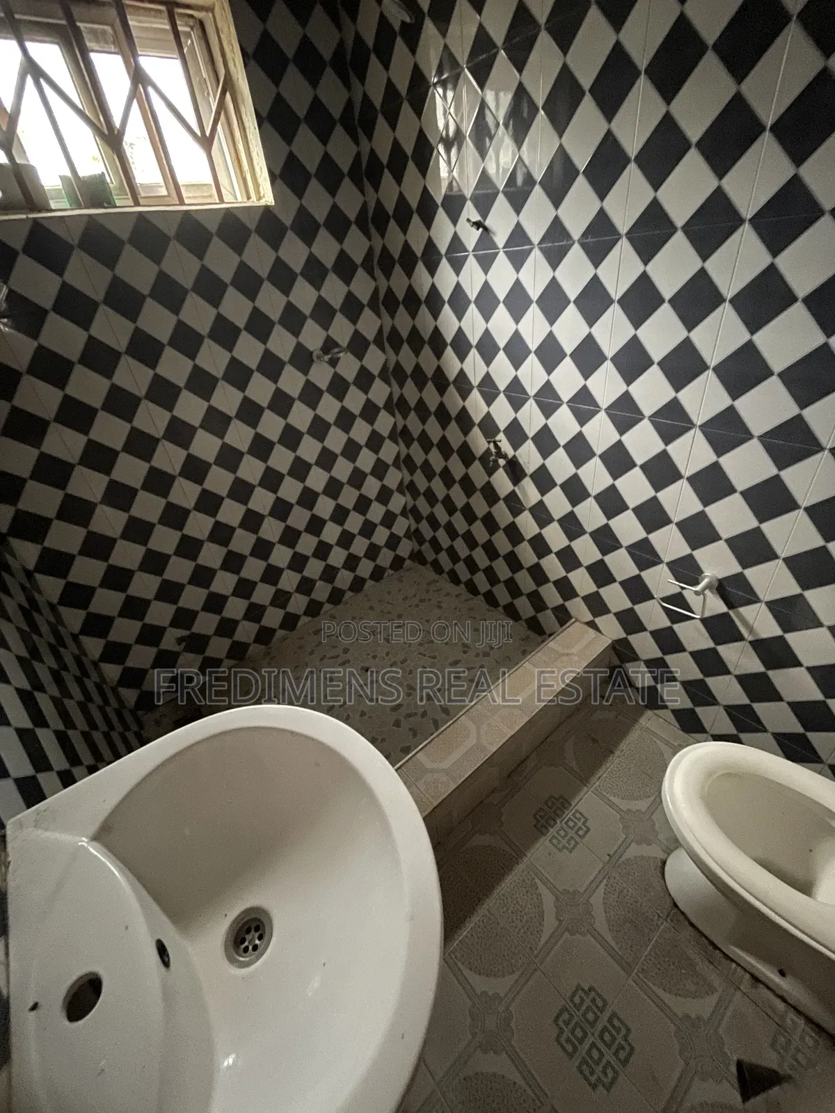 6bdrm House in Fredimens Real, Awutu Senya East Municipal for sale