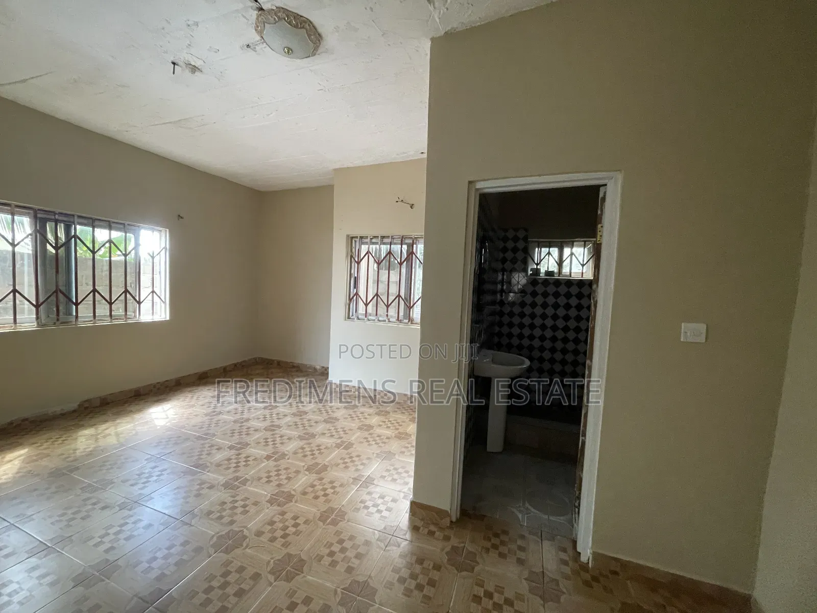 6bdrm House in Fredimens Real, Awutu Senya East Municipal for sale