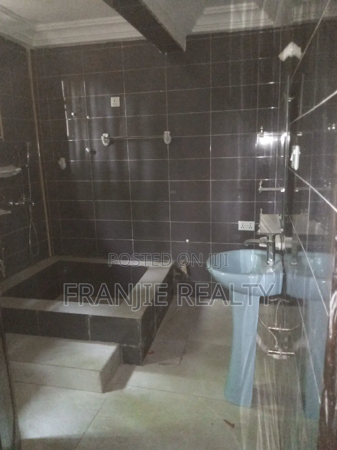2bdrm Apartment in West Hills Mall Area for rent