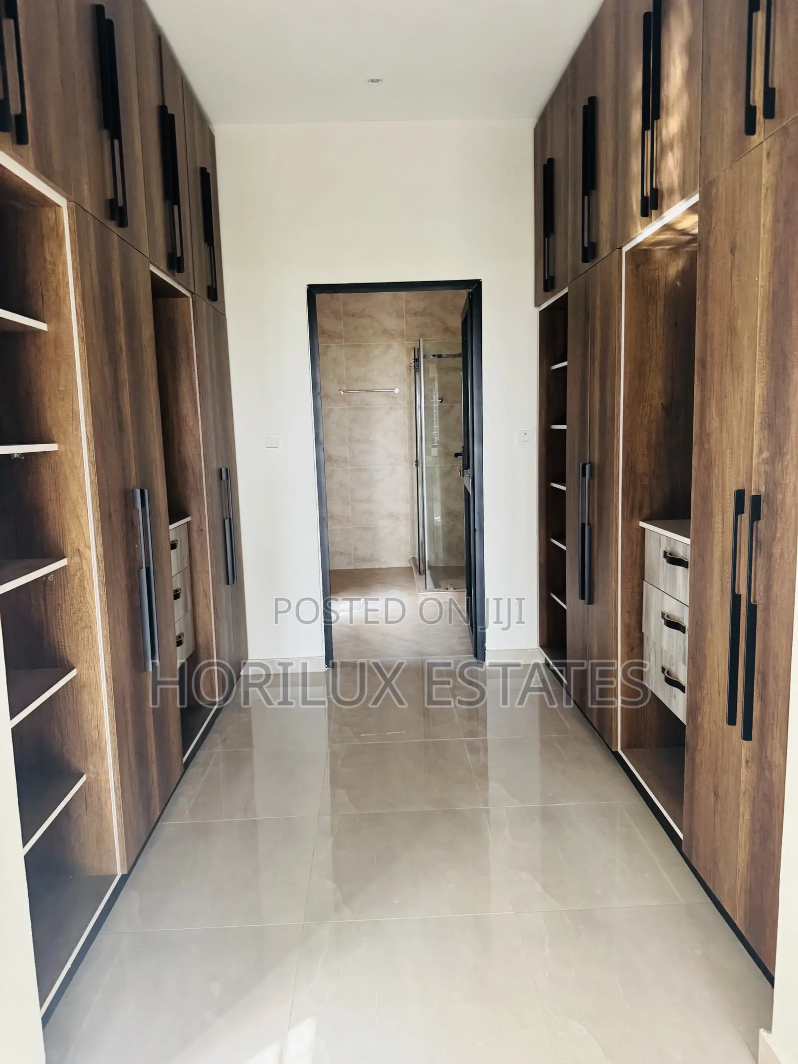 5bdrm Mansion in East Legon for sale