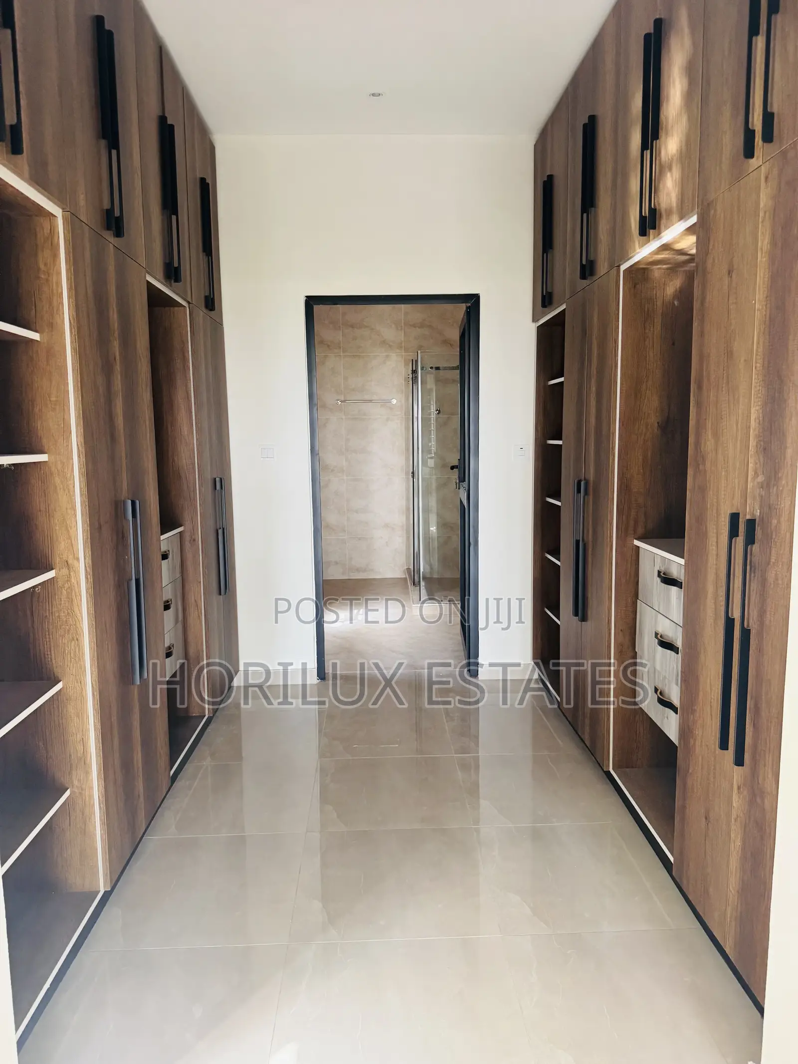 5bdrm Mansion in East Legon for sale
