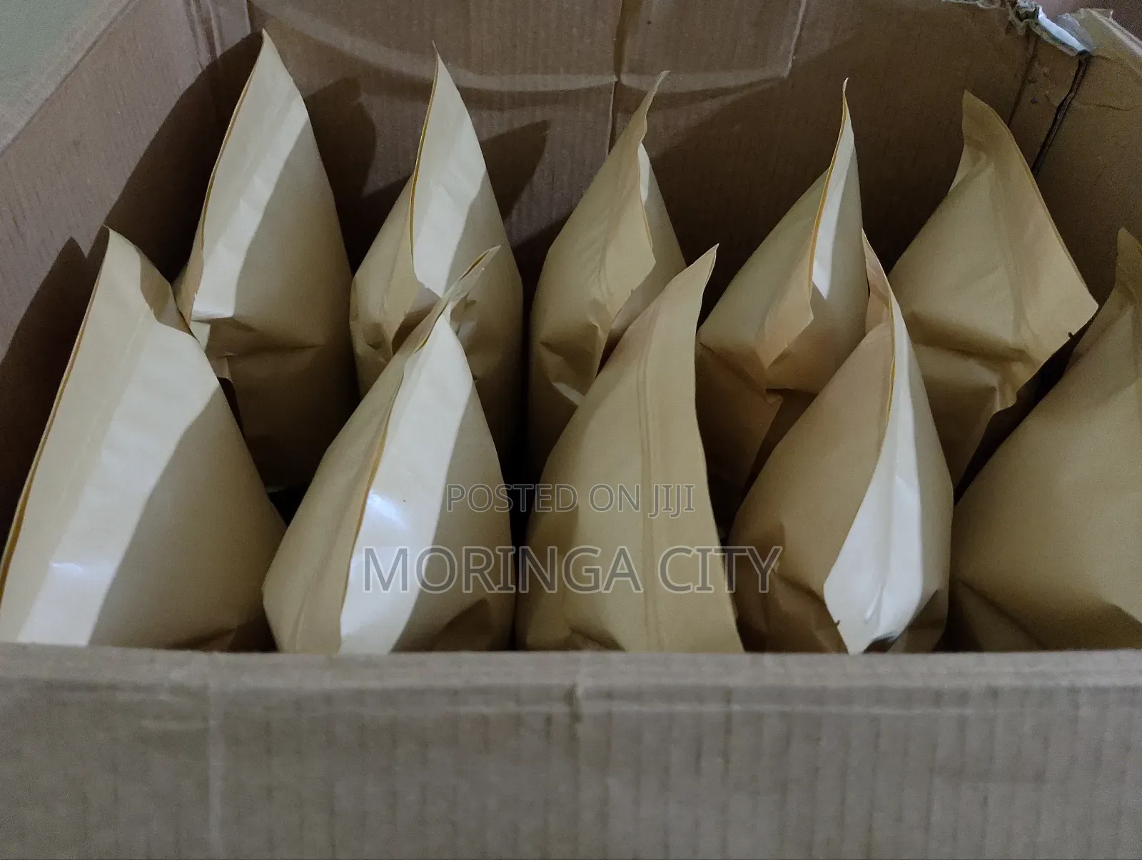 Package Moringa Leaf Powder.