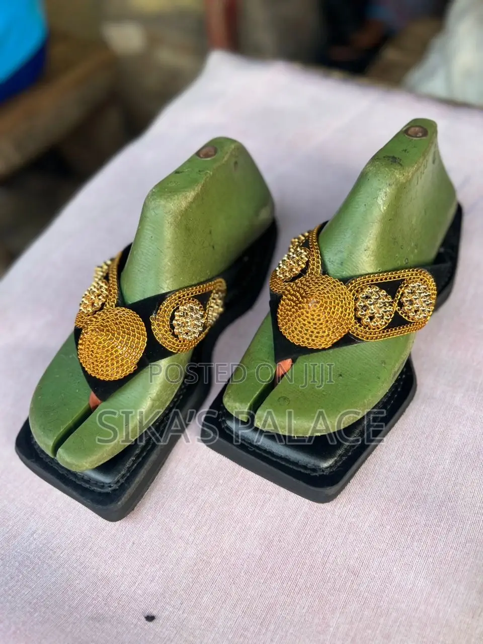 Royal Gold and Black Ahenemaa