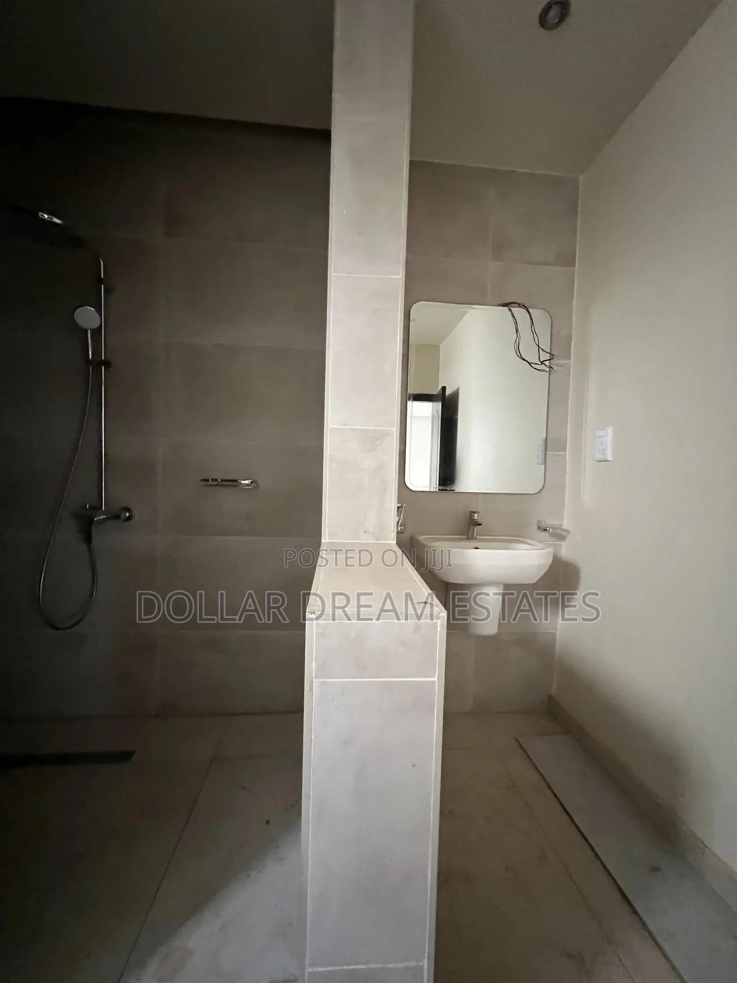 5bdrm House in Adjiriganor for sale