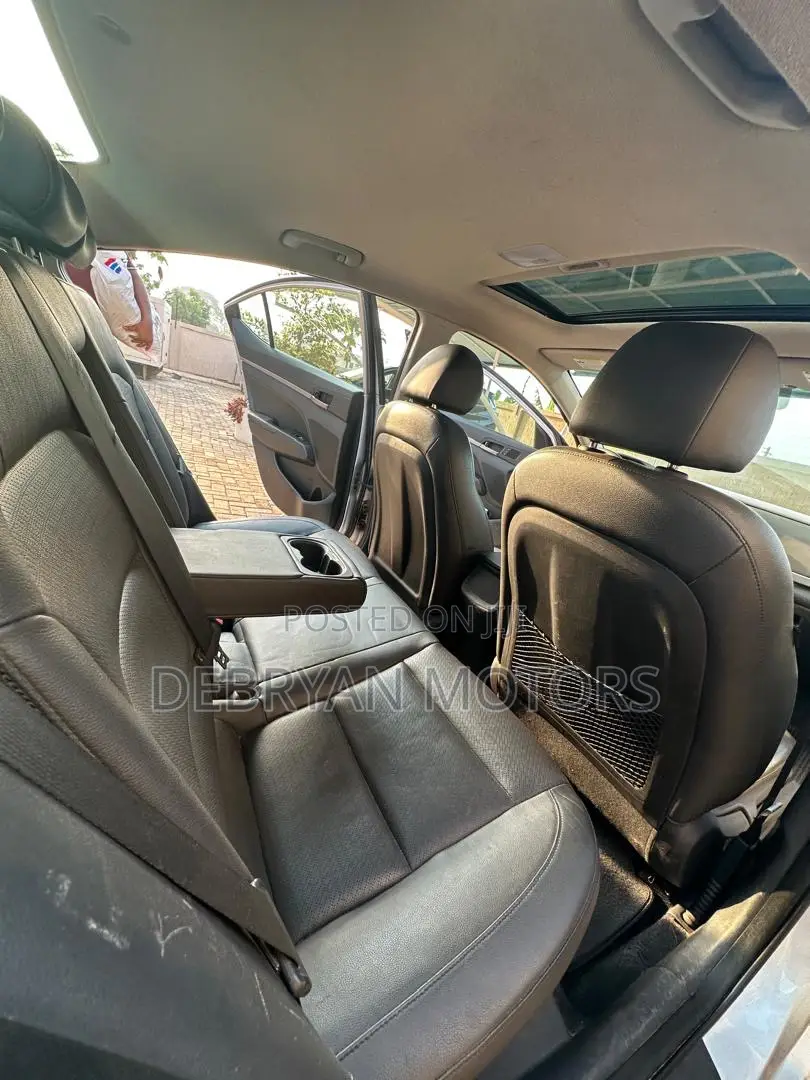 Hyundai Elantra 2017 Silver