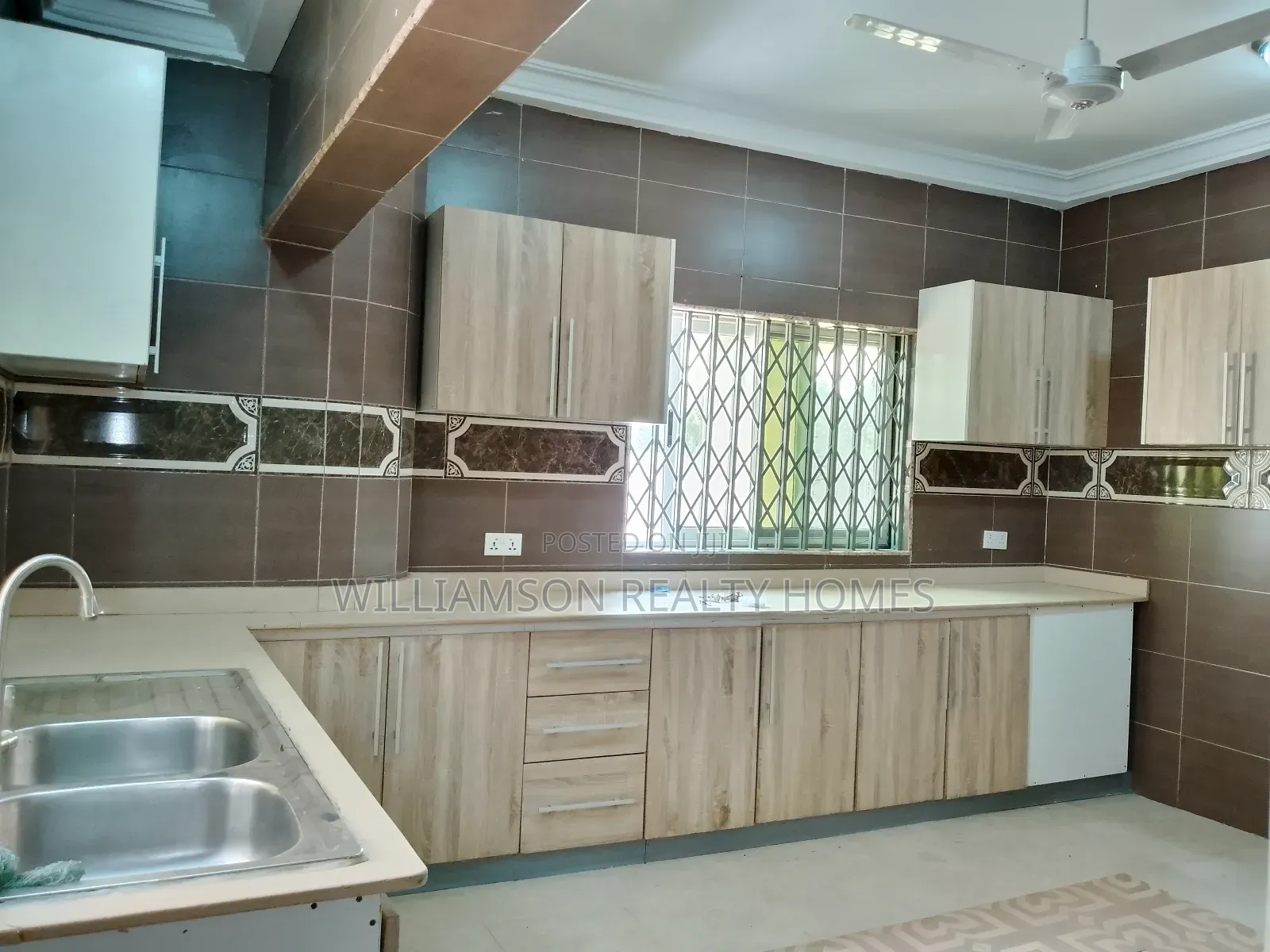 5bdrm House in Community 18 Area, Spintex for rent