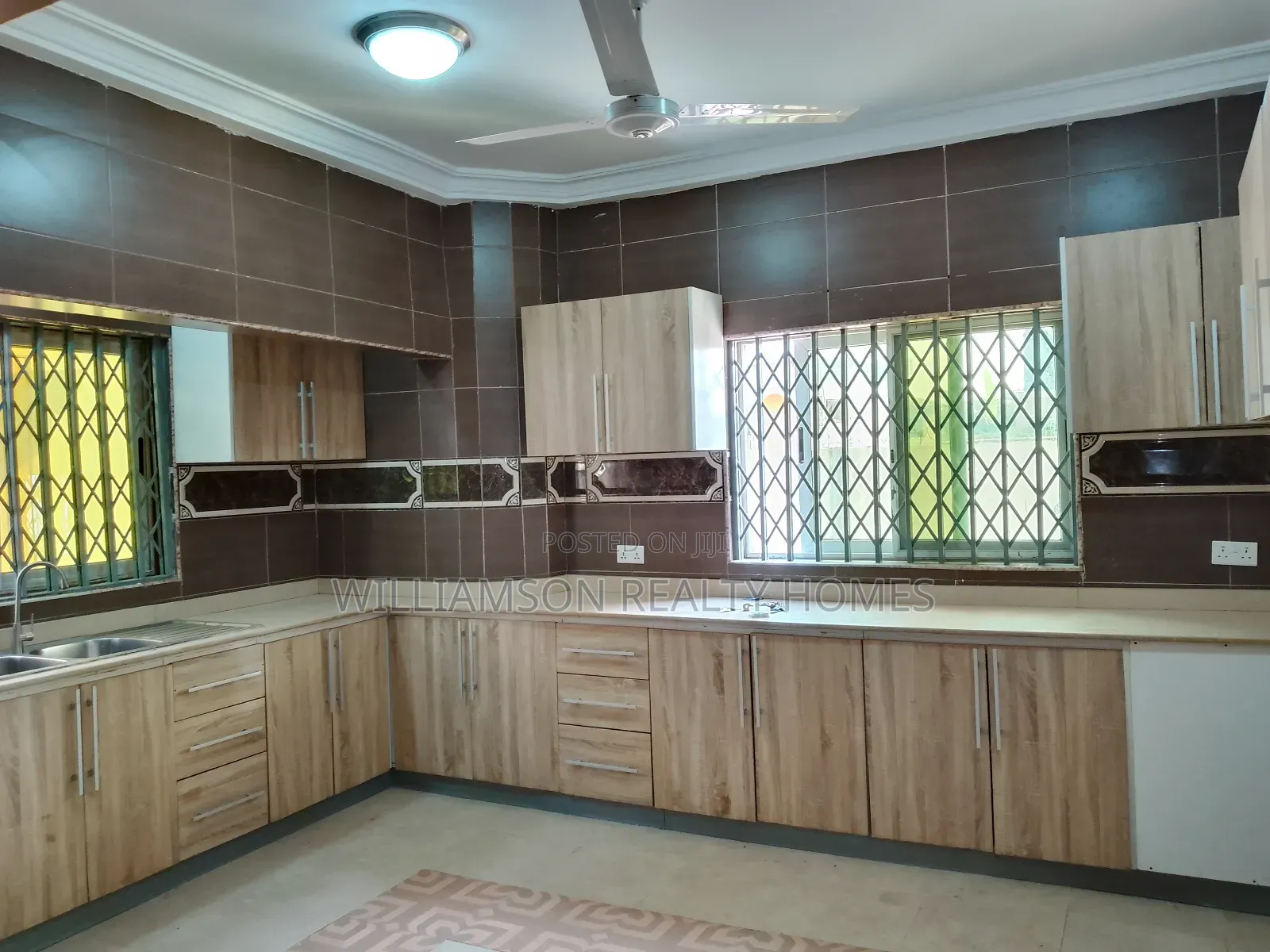 5bdrm House in Community 18 Area, Spintex for rent