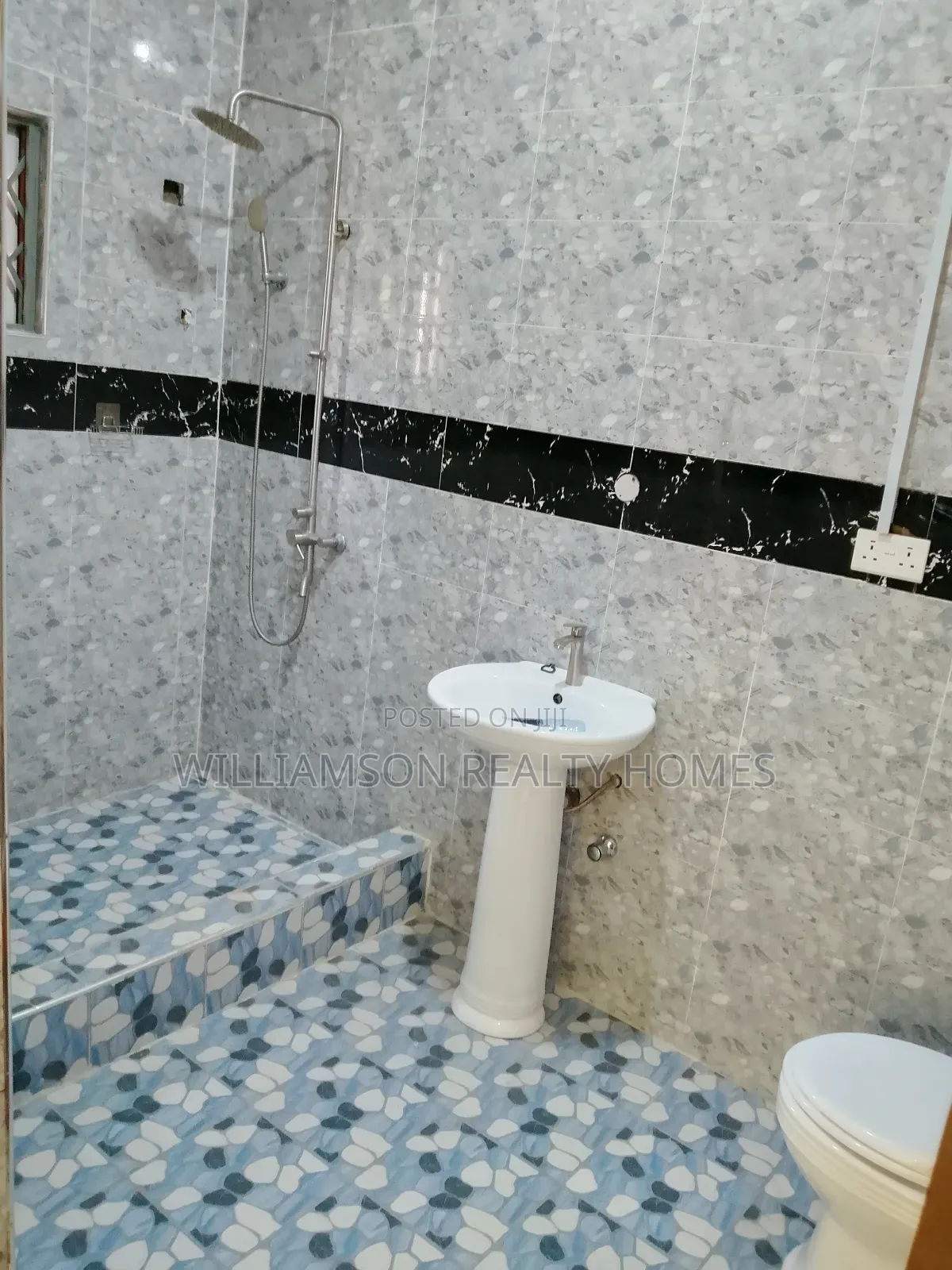 5bdrm House in Community 18 Area, Spintex for rent