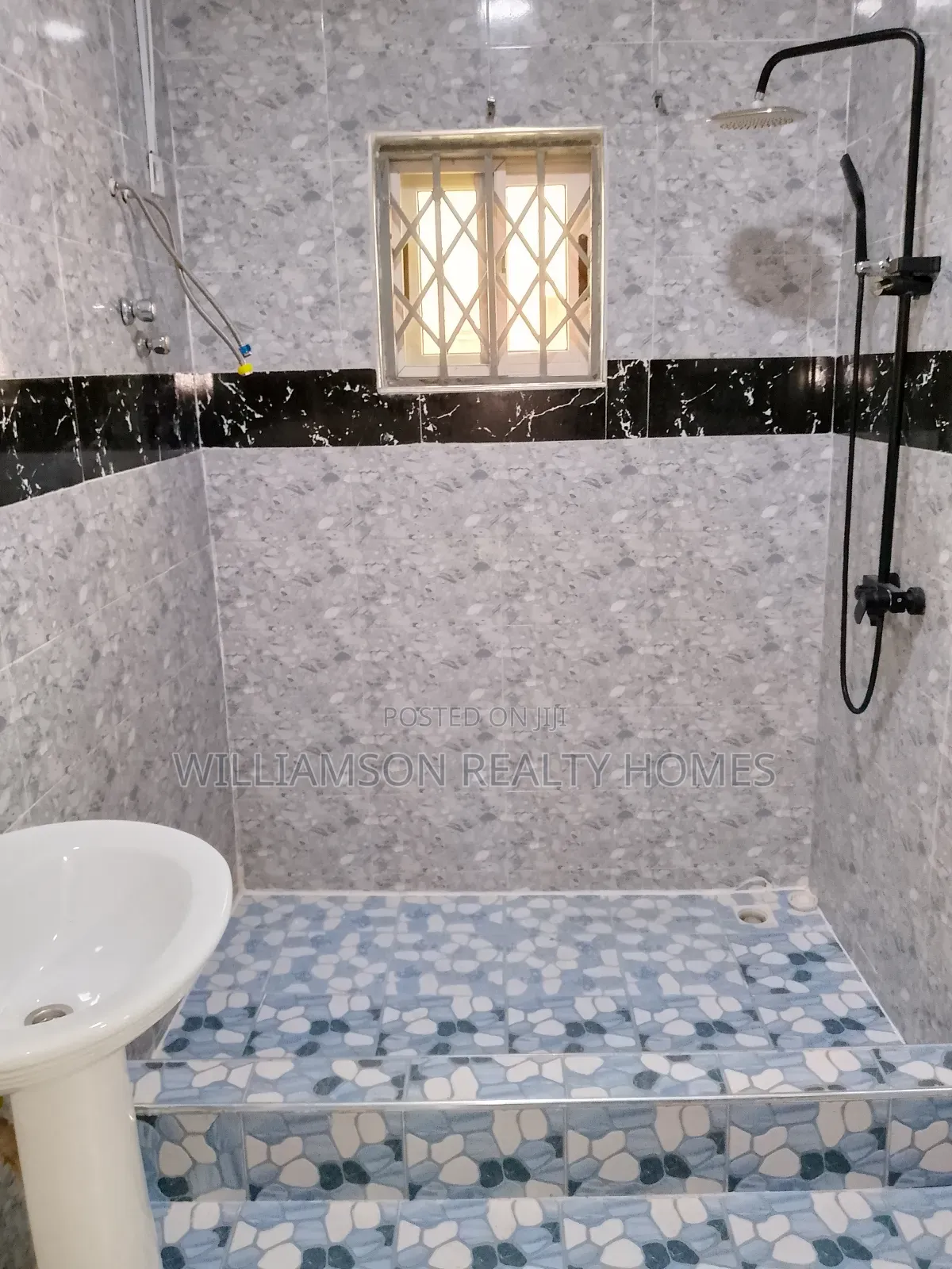 5bdrm House in Community 18 Area, Spintex for rent