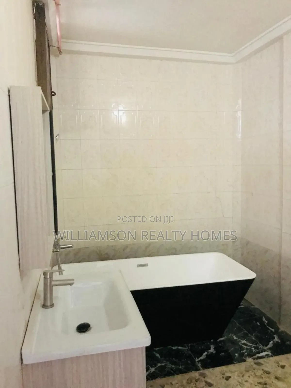 6bdrm House in Hfc Estate Area, Spintex for rent