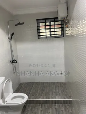 4bdrm Apartment in Community 20, Tema Metropolitan for rent