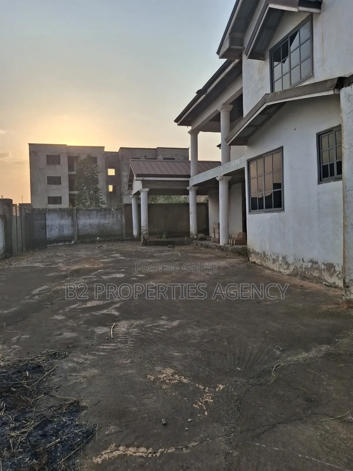 10bdrm Mansion in B2 Pproperties, Kumasi Metropolitan for sale