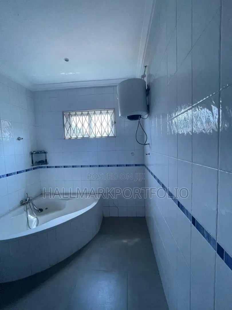 5bdrm House in Emefs Estate, Tema Metropolitan for sale
