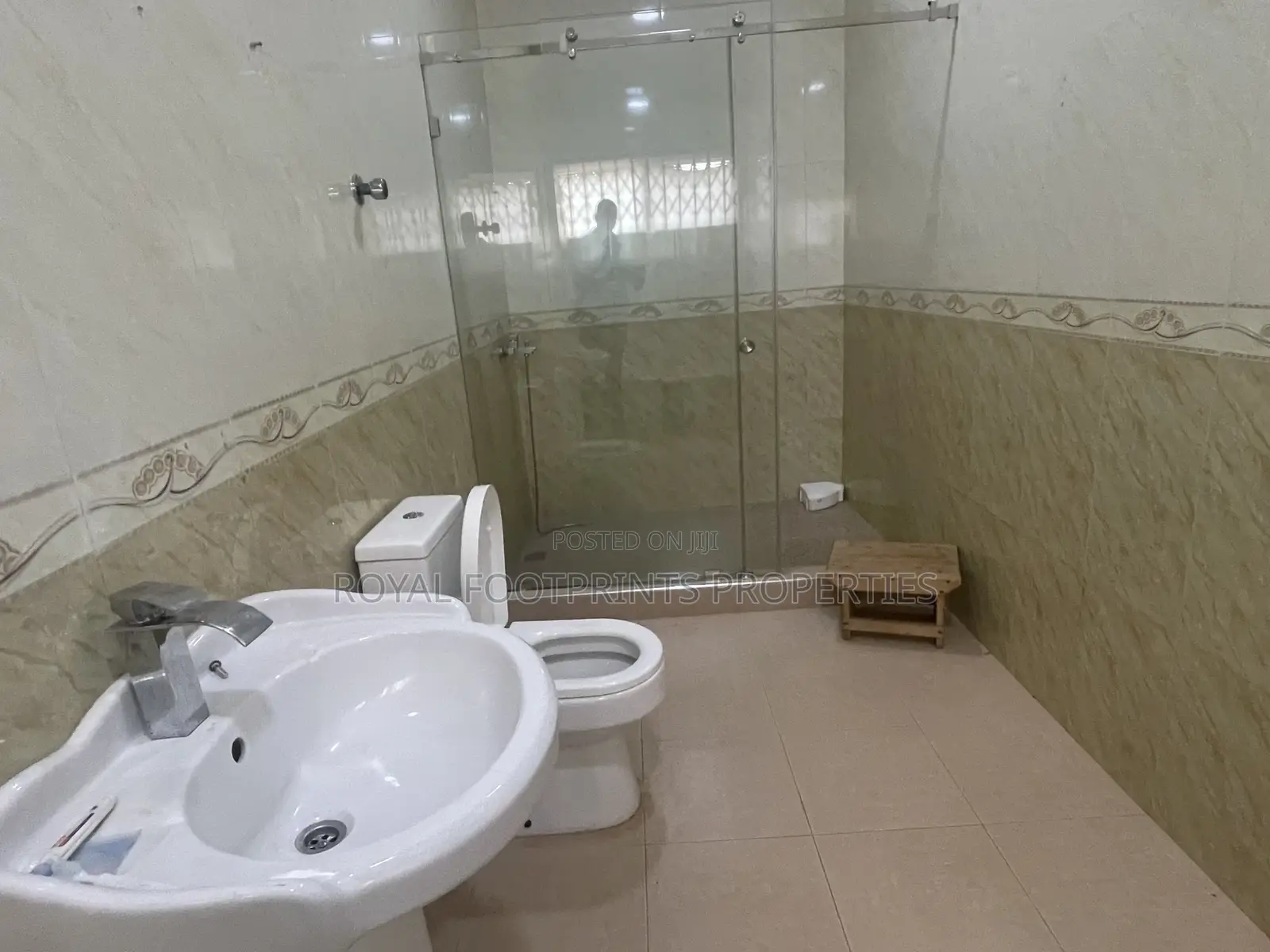 5bdrm House in Adenta for rent